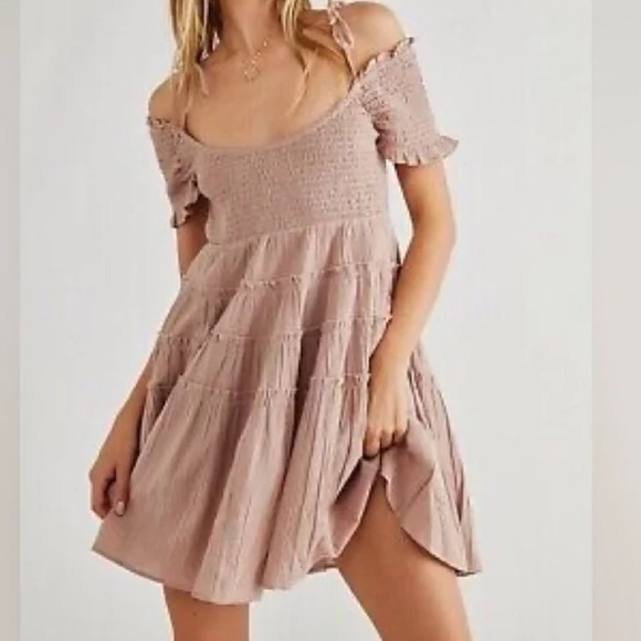 Free People Dresses & Skirts - FREE PEOPLE SIZE M HAPPY WITH YOU SMOCKED TIERED MINI DRESS IN MAUVE PINK
